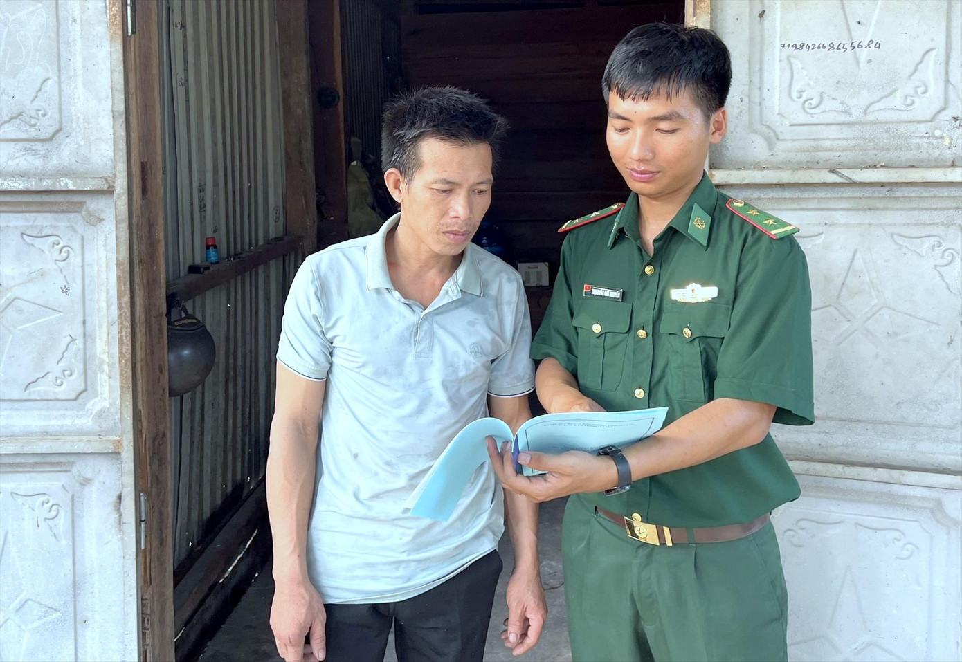 Trung úy Trịnh Văn Cao Nguyên tuyên truyền, vận động người dân trên địa bàn đơn vị đóng quân tích cực tham gia cùng Bộ đội Biên phòng bảo vệ an ninh biên giới ẢNH: PV