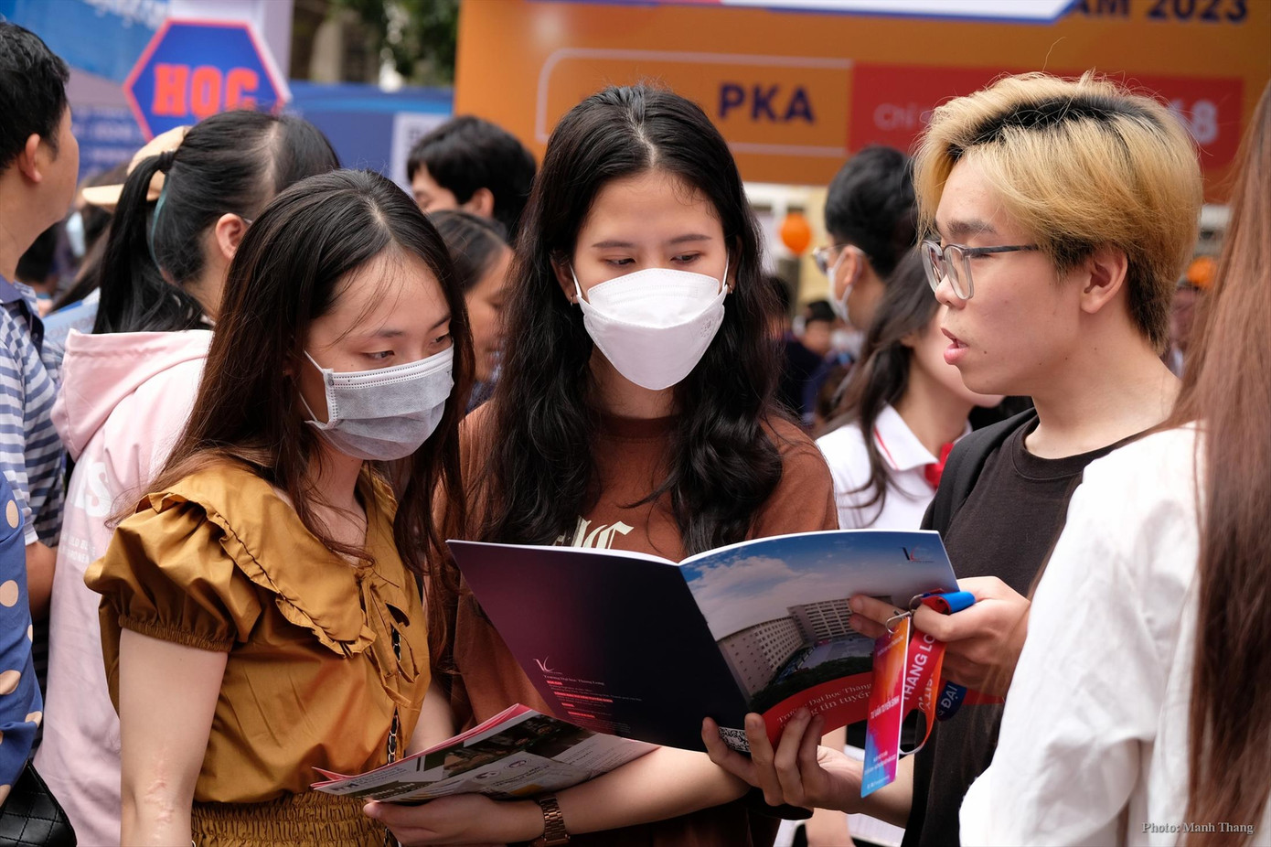 Thí sinh tham gia ngày hội tư vấn tuyển sinh 2023. Ảnh: Mạnh Thắng Thí sinh tham gia ngày hội tư vấn tuyển sinh 2023. Ảnh: Mạnh Thắng