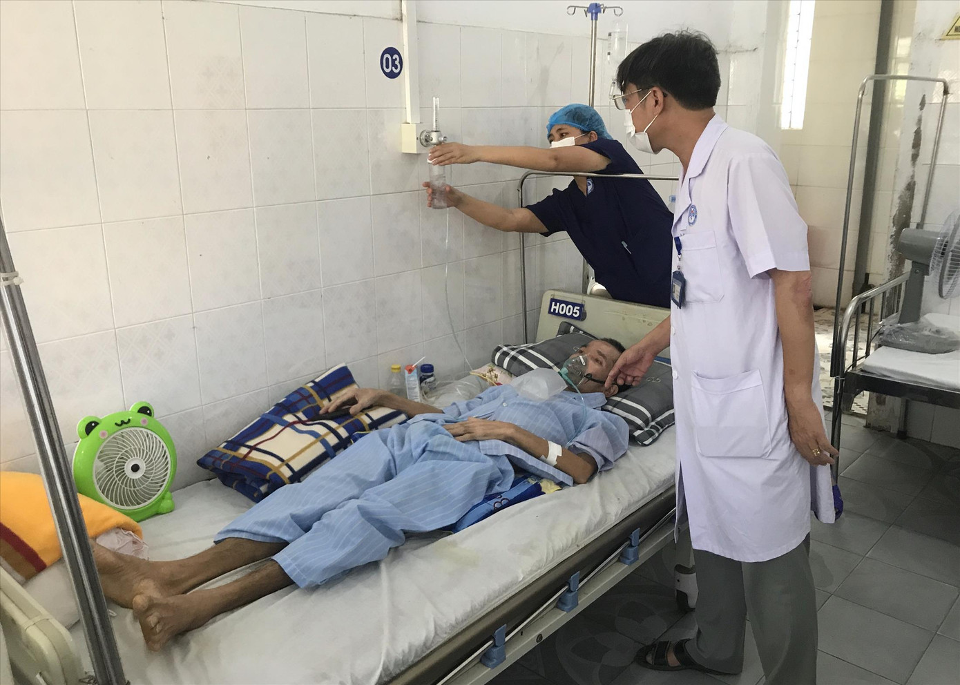 Công nhân mắc bệnh bụi phổi được điều trị tại BV Phổi Nghệ An.