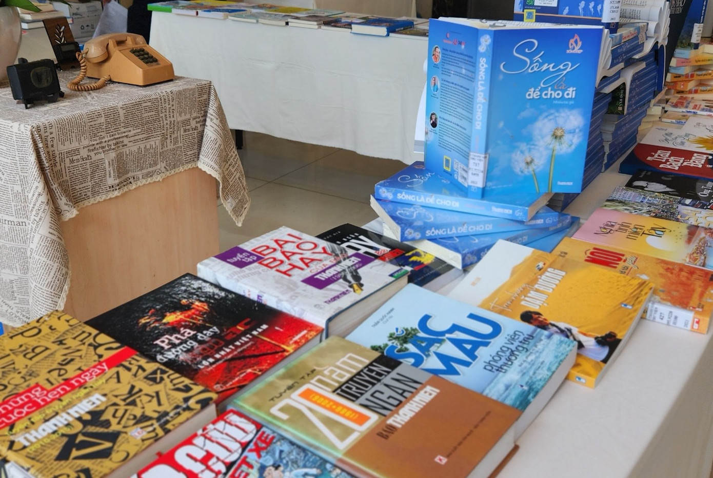 Nhiều cuốn sách được trưng bày tại Tuần lễ Sách Nhiều cuốn sách được trưng bày tại Tuần lễ Sách