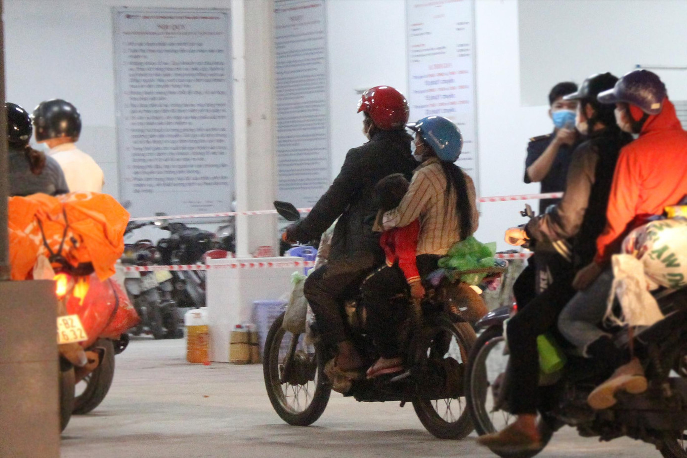 Gia đình Y Sô vượt ngàn cây số trên chiếc xe máy Gia đình Y Sô vượt ngàn cây số trên chiếc xe máy