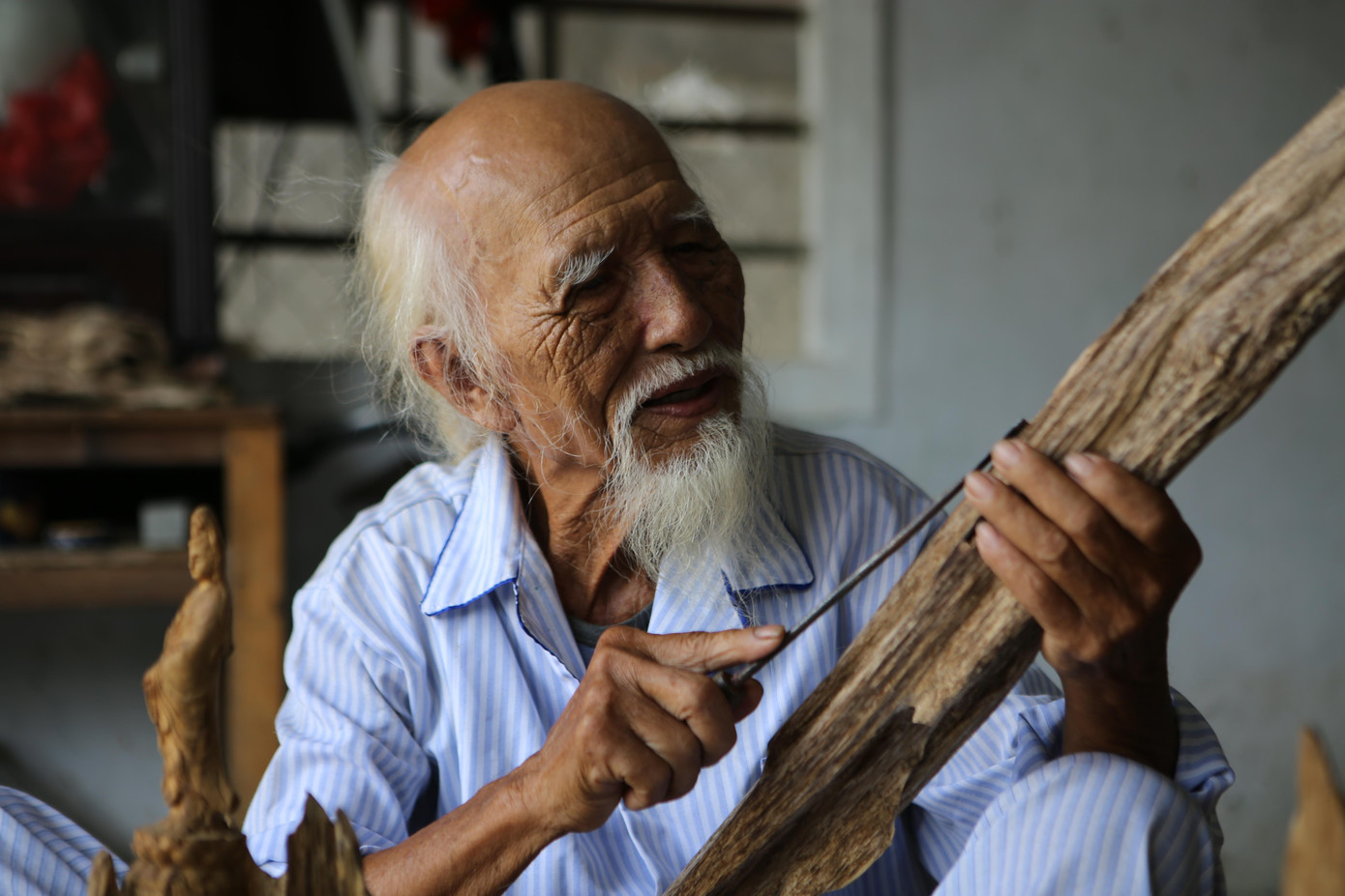 Cụ Đinh Công Ánh là một trong những người đầu tiên đưa nghề đục, xoi trầm về Phúc Trạch