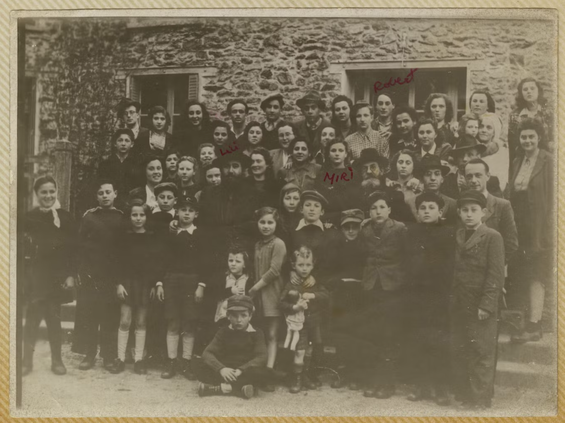 Bà Blanche Fixler, ở giữa hai đứa trẻ nhỏ, có thời gian trong trại tị nạn ở Pháp sau khi Thế chiến II kết thúc