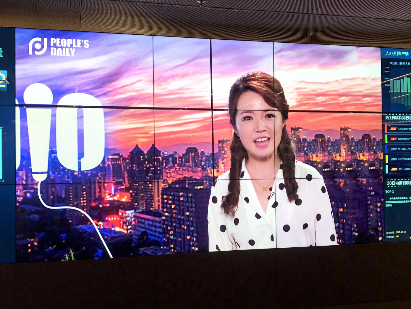 Một bản tin đa phương tiện của “Nhân dân Nhật báo” (Trung Quốc). Ảnh: Thái An Một bản tin đa phương tiện của “Nhân dân Nhật báo” (Trung Quốc). Ảnh: Thái An