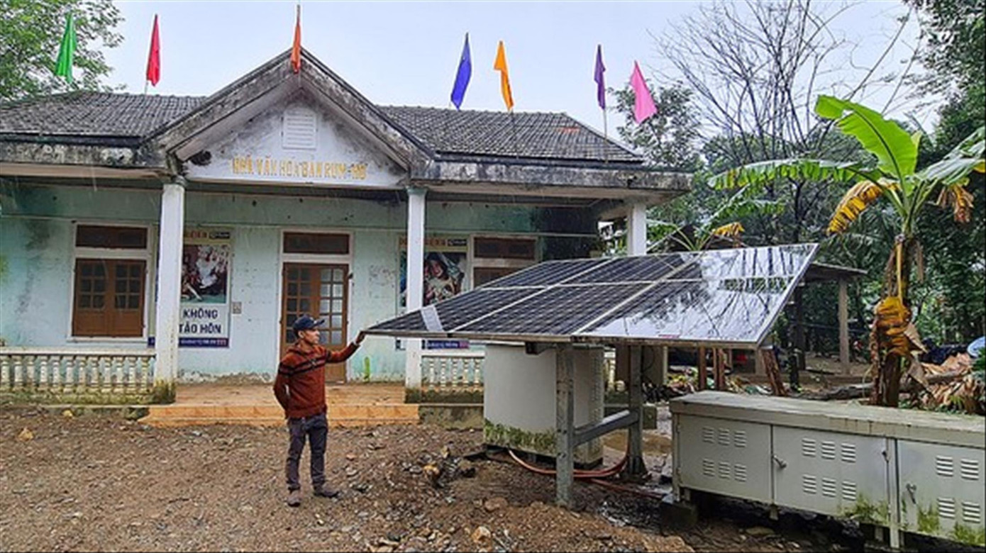 Một cụm điện ở bản Ho Rum, xã Kim Thủy bị hư hỏng từ khi mới đưa vào sử dụng Một cụm điện ở bản Ho Rum, xã Kim Thủy bị hư hỏng từ khi mới đưa vào sử dụng