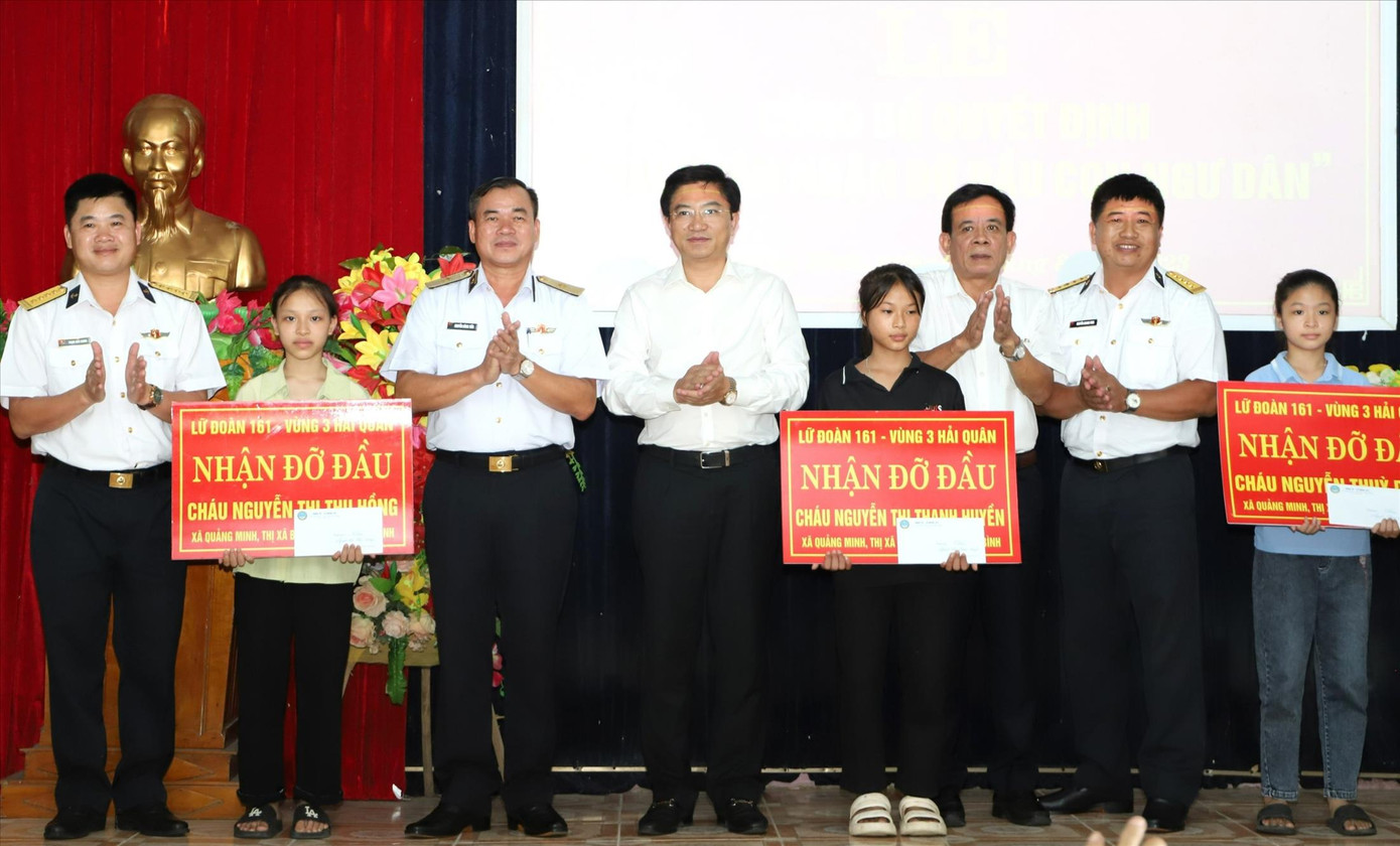 Lãnh đạo Vùng 3 Hải quân và các cơ quan, đơn vị trao quyết định cho các em nhỏ được nhận đỡ đầu ẢNH: PV