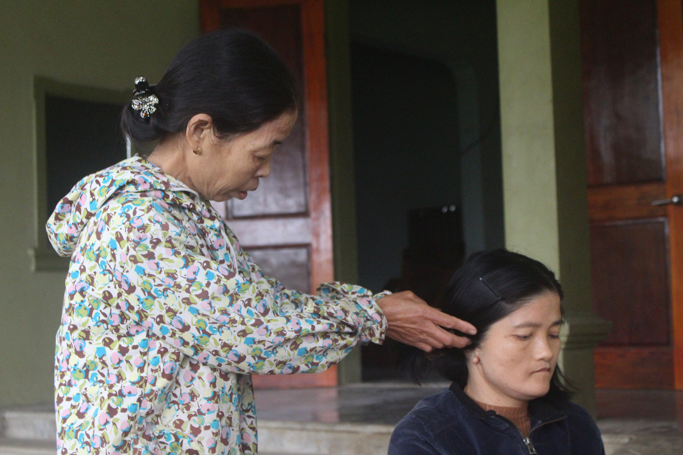 Bà Hoa cùng người con gái đầu bị câm điếc bẩm sinh của chồng