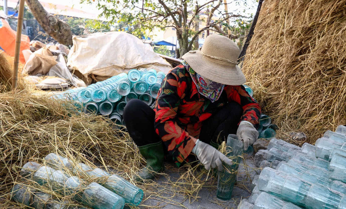 Cốc uống bia Xối Trì chờ tiểu thương đem đi phân phối ở các quán bia hơi Cốc uống bia Xối Trì chờ tiểu thương đem đi phân phối ở các quán bia hơi