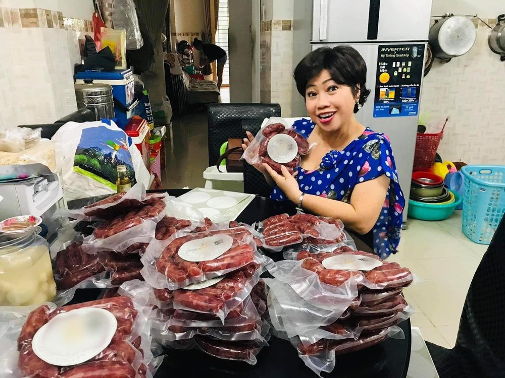 Nghệ sĩ Phi Phụng livestream bán sản phẩm lạp xưởng nhà làm Nghệ sĩ Phi Phụng livestream bán sản phẩm lạp xưởng nhà làm