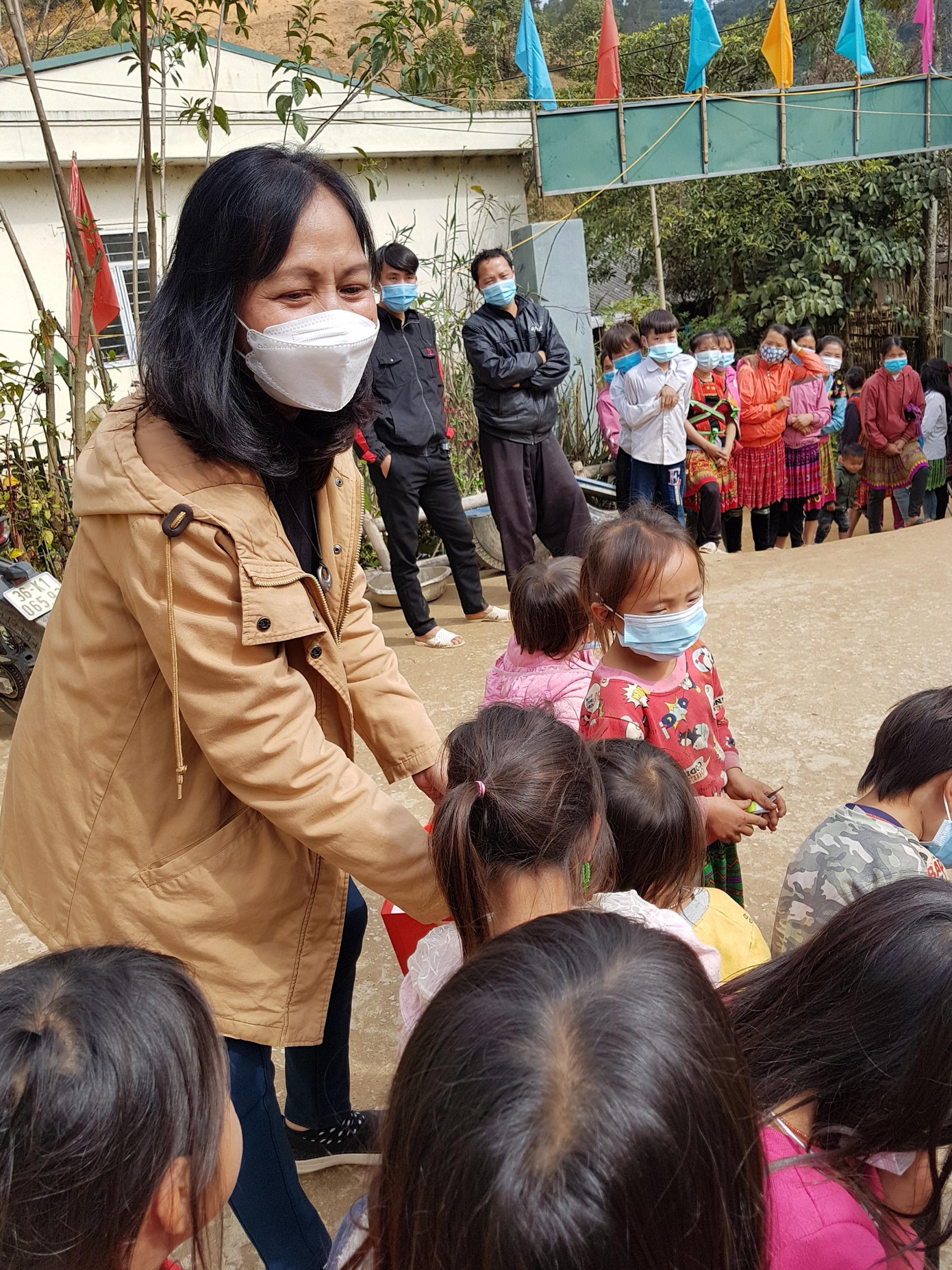 Chị Phương Thảo với các cháu ở Sài Khao