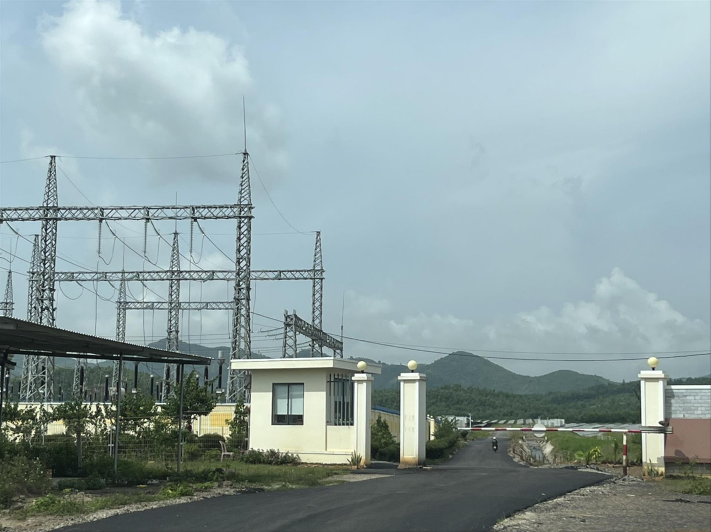 Dự án điện mặt trời Long Sơn (Khánh Hòa) chồng lấn đất rừng Ảnh: CÔNG HOAN Dự án điện mặt trời Long Sơn (Khánh Hòa) chồng lấn đất rừng Ảnh: CÔNG HOAN