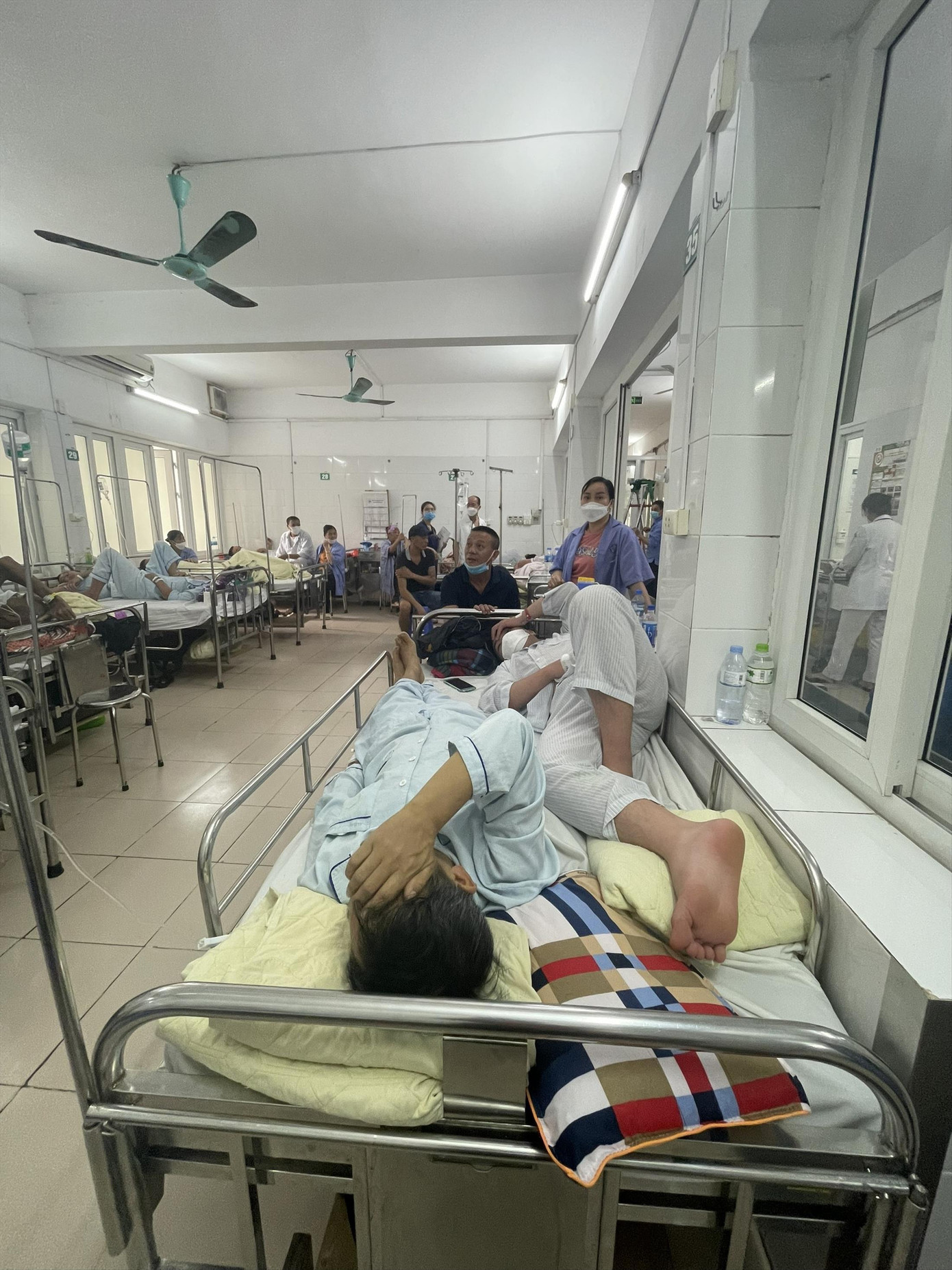 Rất đông bệnh nhân SXH nên phải nằm ghép 2 người/giường