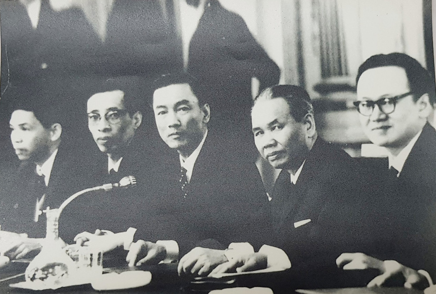 Phó đoàn VNDCCH Hà Văn Lâu (thứ 3 từ phải sang) tại Hội nghị Paris (Ảnh: T.L). Phó đoàn VNDCCH Hà Văn Lâu (thứ 3 từ phải sang) tại Hội nghị Paris (Ảnh: T.L).