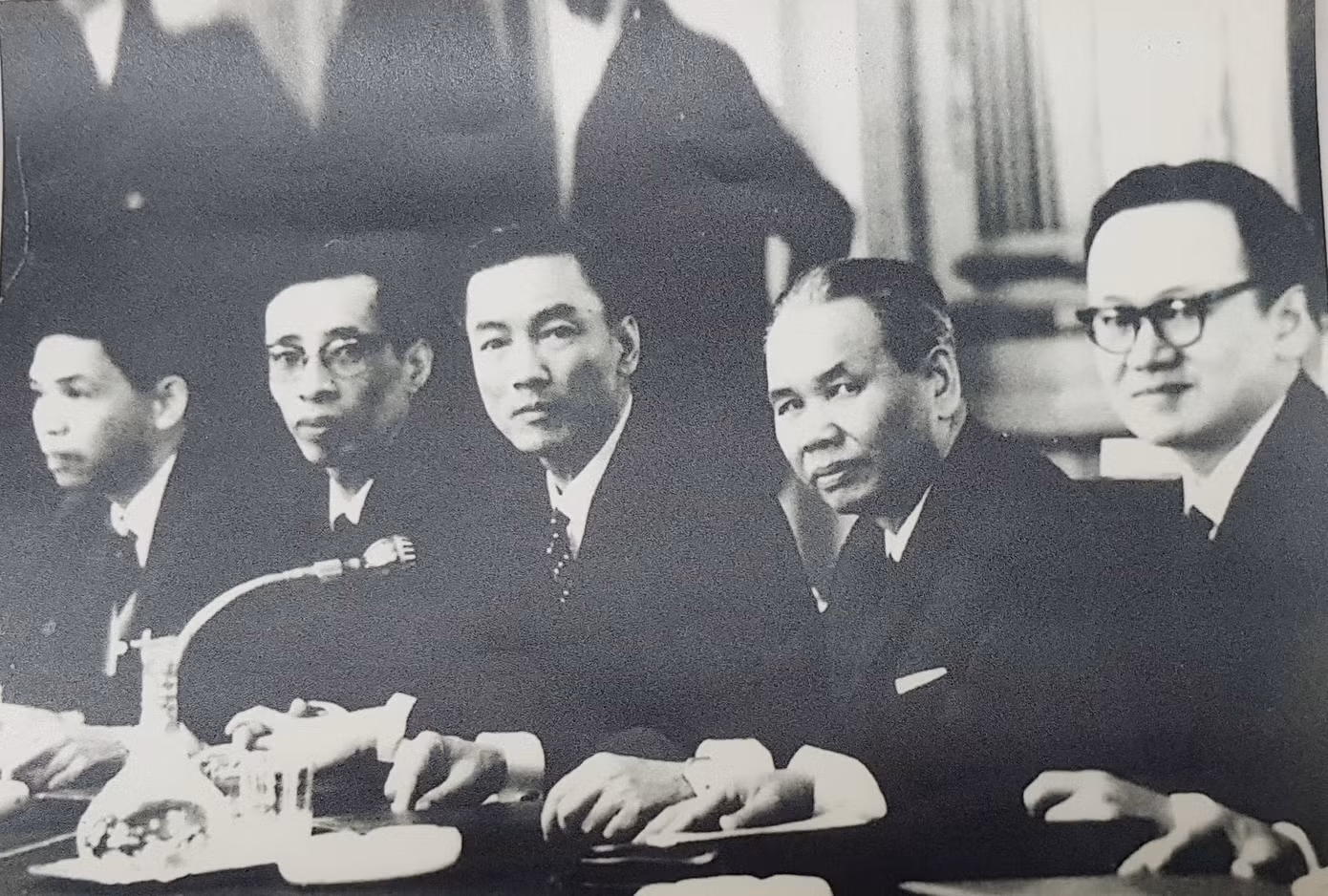 Phó đoàn VNDCCH Hà Văn Lâu (thứ 3 từ phải sang) tại Hội nghị Paris (Ảnh: T.L).