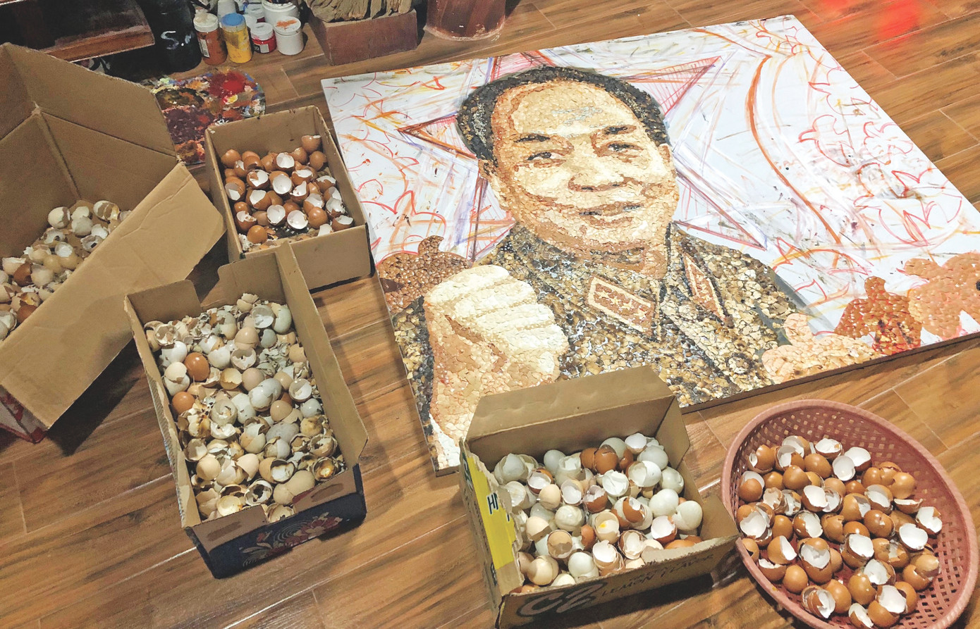 Để hoàn thành bức tranh “Vị tướng vì hòa bình”, họa sĩ Nguyễn Quốc Vượng đã dùng hết hơn 1.000 vỏ trứng và 2 năm trời thực hiện