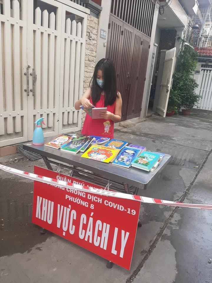 Ngoài thực phẩm, sách cũng là một món quà trong mùa COVID