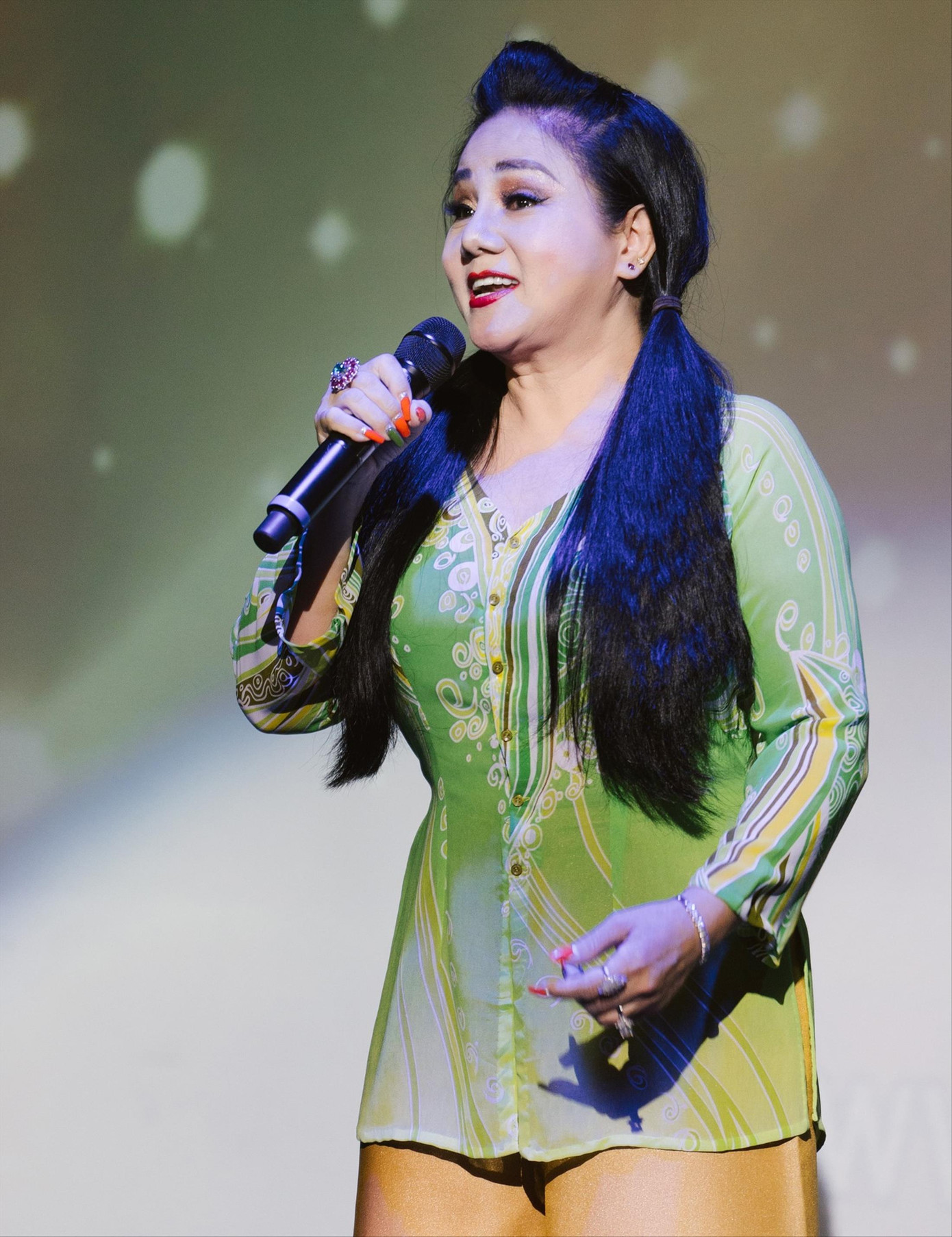 Ngọc Ánh bồi hồi cùng “Chuyến đò quê hương”. Ảnh: Jason Nguyễn