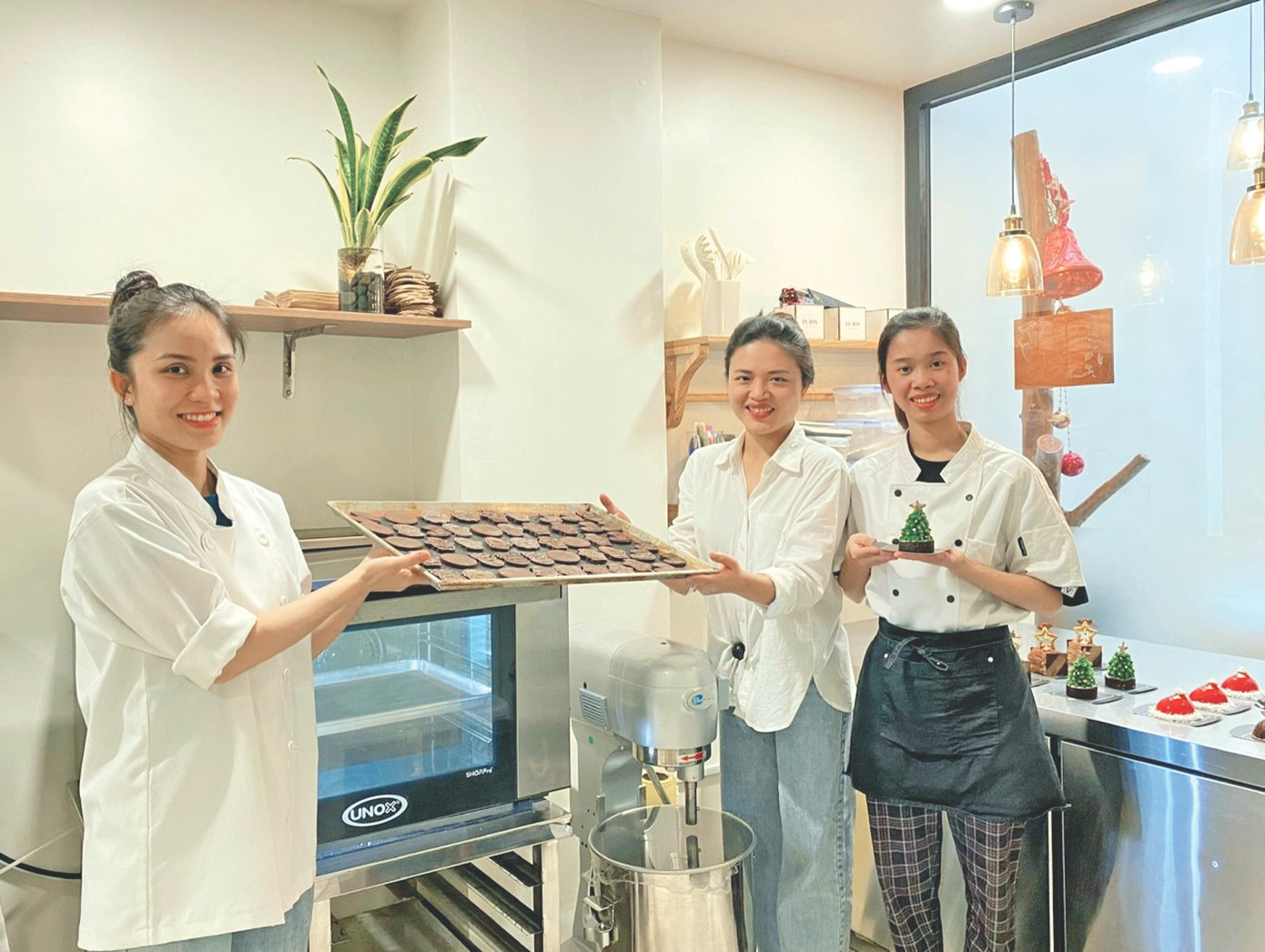 Tạ Thanh Thủy (kiều bào Úc), thứ 2 từ phải qua khởi nghiệp ở TPHCM, tạo sự khác biệt cho sản phẩm nông nghiệp