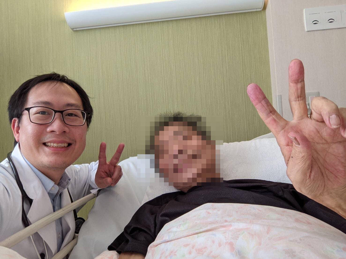 Bác sĩ Phạm Nguyên Quý và một bệnh nhân của anh Bác sĩ Phạm Nguyên Quý và một bệnh nhân của anh