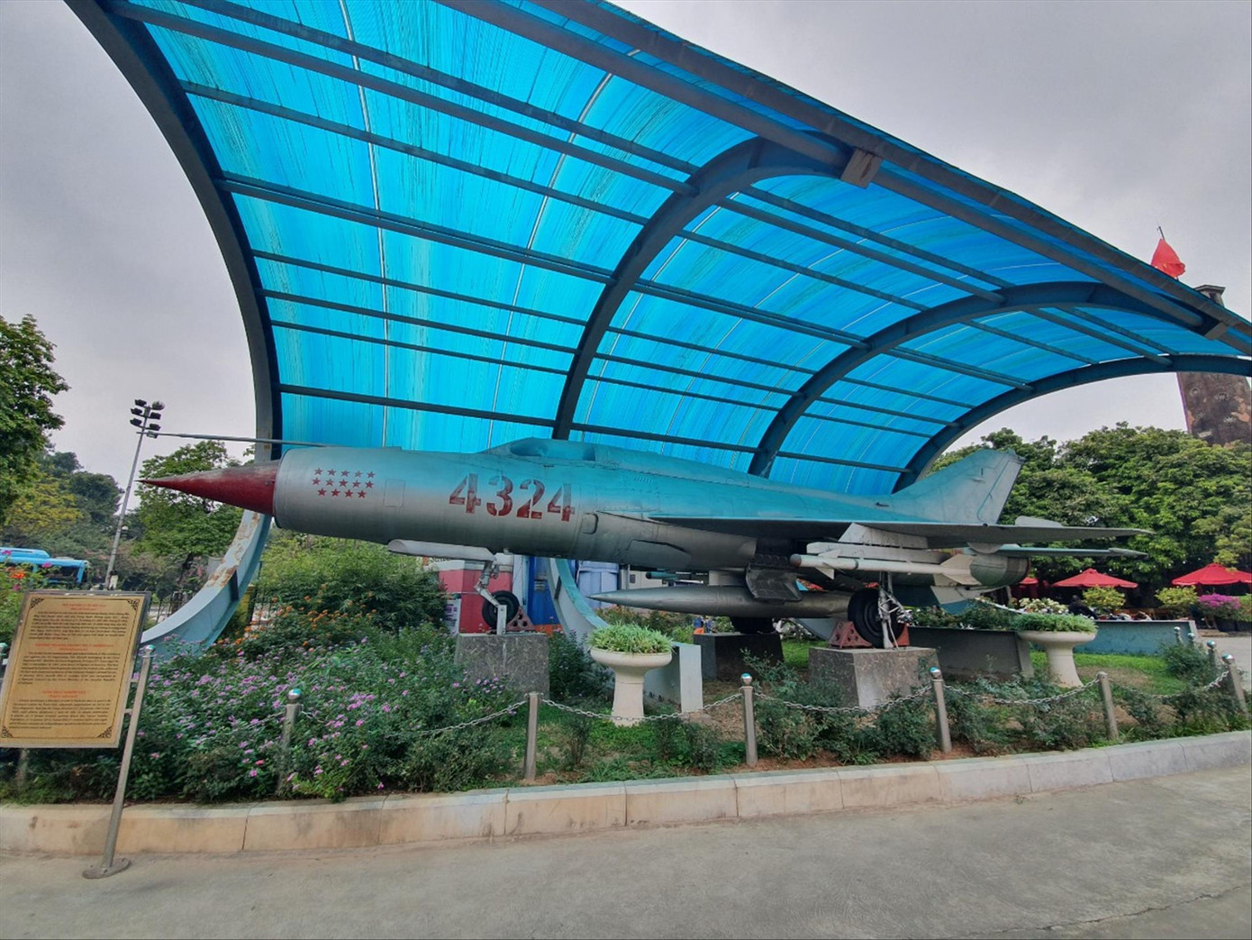 Máy bay MIG-21 trưng bày tại Bảo tàng Lịch sử Quân sự Việt Nam