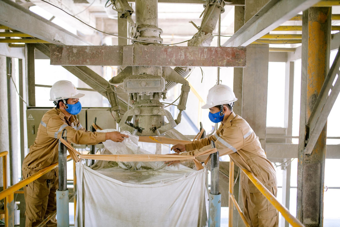 Doanh nghiệp sản xuất xi măng tăng giá bán ra sau khi giá xăng dầu liên tục tăng cao