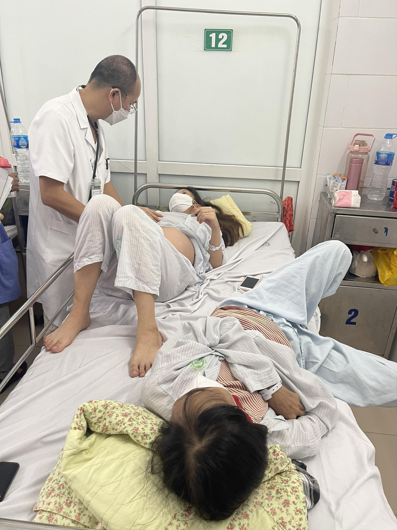 PGS.TS Đỗ Duy Cường thăm khám cho sản phụ mắc SXH