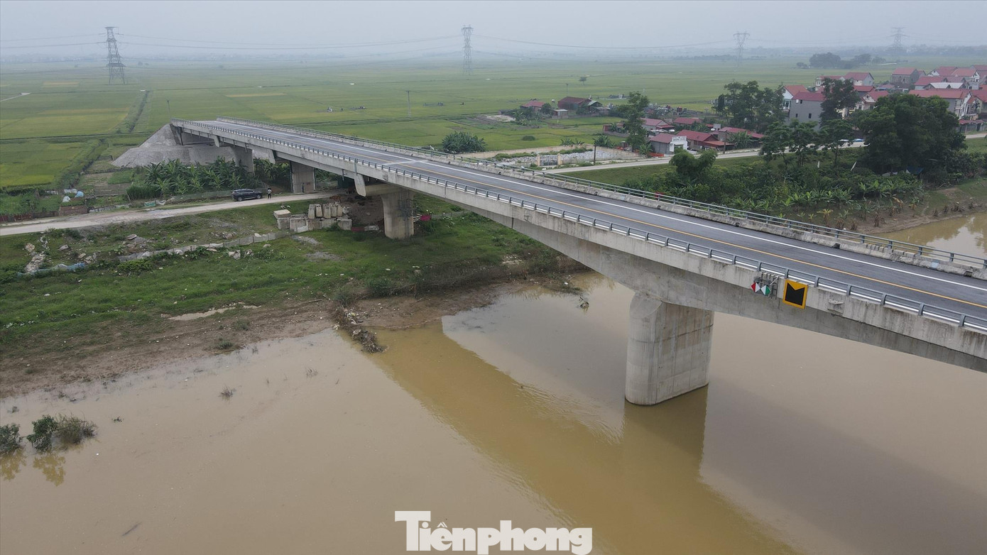 Cầu Xuân Cẩm – Bắc Phú đã hoàn thiện 2 năm nay, nhưng chưa đưa vào khai thác, do phía thành phố Hà Nội chưa làm đoạn đường kết nối Ảnh: Nguyễn Thắng