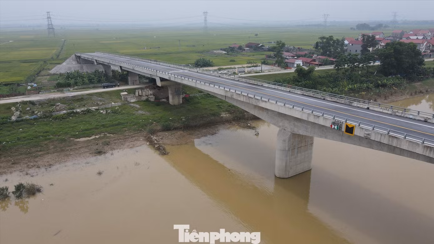 Cầu Xuân Cẩm – Bắc Phú đã hoàn thiện 2 năm nay, nhưng chưa đưa vào khai thác, do phía thành phố Hà Nội chưa làm đoạn đường kết nối Ảnh: Nguyễn Thắng