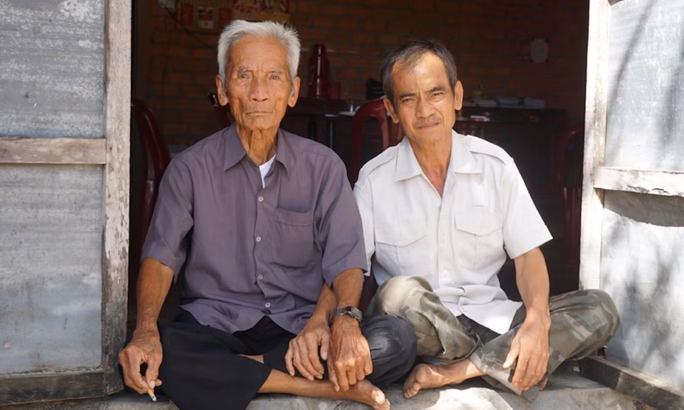 Ông Huỳnh Văn Nén (bìa phải) và cụ Huỳnh Văn Truyện, cha của ông Nén khi còn sống Ông Huỳnh Văn Nén (bìa phải) và cụ Huỳnh Văn Truyện, cha của ông Nén khi còn sống