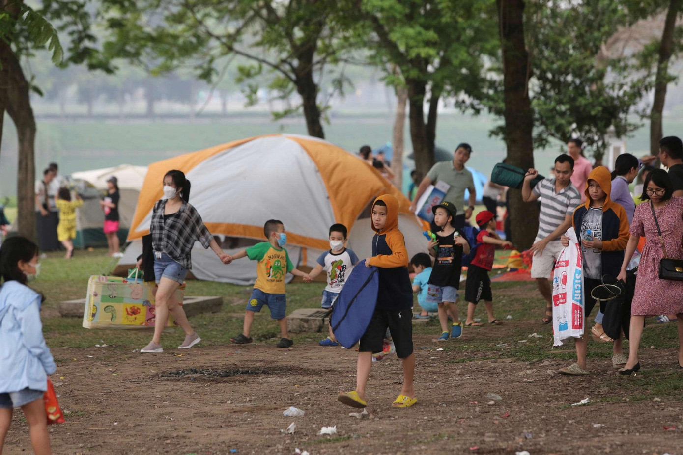 Du khách và người dân Hà Nội vui chơi tại Công viên Yên Sở dịp nghỉ lễ Giỗ Tổảnh: Duy Phạm