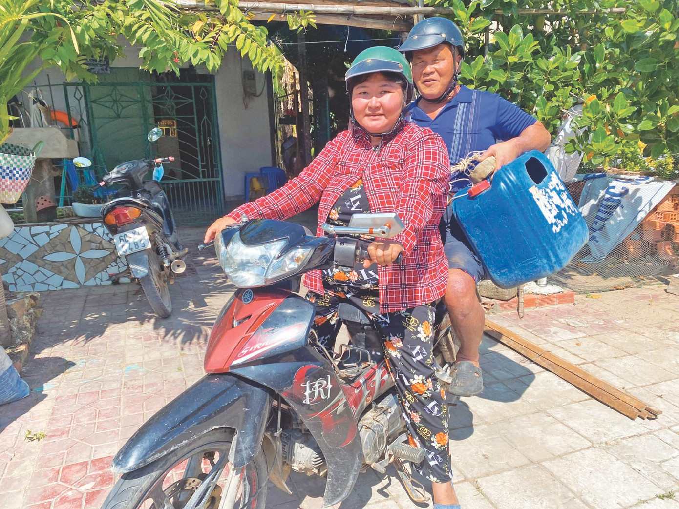 Chị Vương Thị Kim Vui sửa soạn đồ nghề chở ông ra bãi biển cách nhà hơn 2km để bắt hải sản