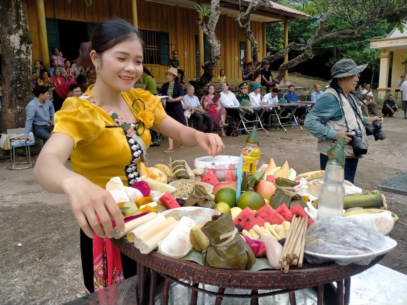 Mâm cơm cúng với đủ các loại rau củ quả, lễ vật gắn với đời sống nông nghiệp lên tổ tiên Mâm cơm cúng với đủ các loại rau củ quả, lễ vật gắn với đời sống nông nghiệp lên tổ tiên