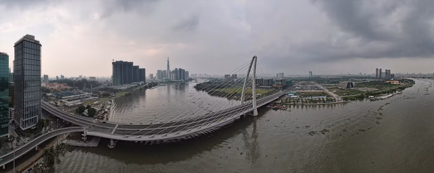 Cầu Thủ Thiêm 2 vừa được đổi tên thành cầu Ba Son có độ tĩnh không thấp khiến tàu thuyền khó qua lại. Ảnh: Phạm Nguyễn Cầu Thủ Thiêm 2 vừa được đổi tên thành cầu Ba Son có độ tĩnh không thấp khiến tàu thuyền khó qua lại. Ảnh: Phạm Nguyễn