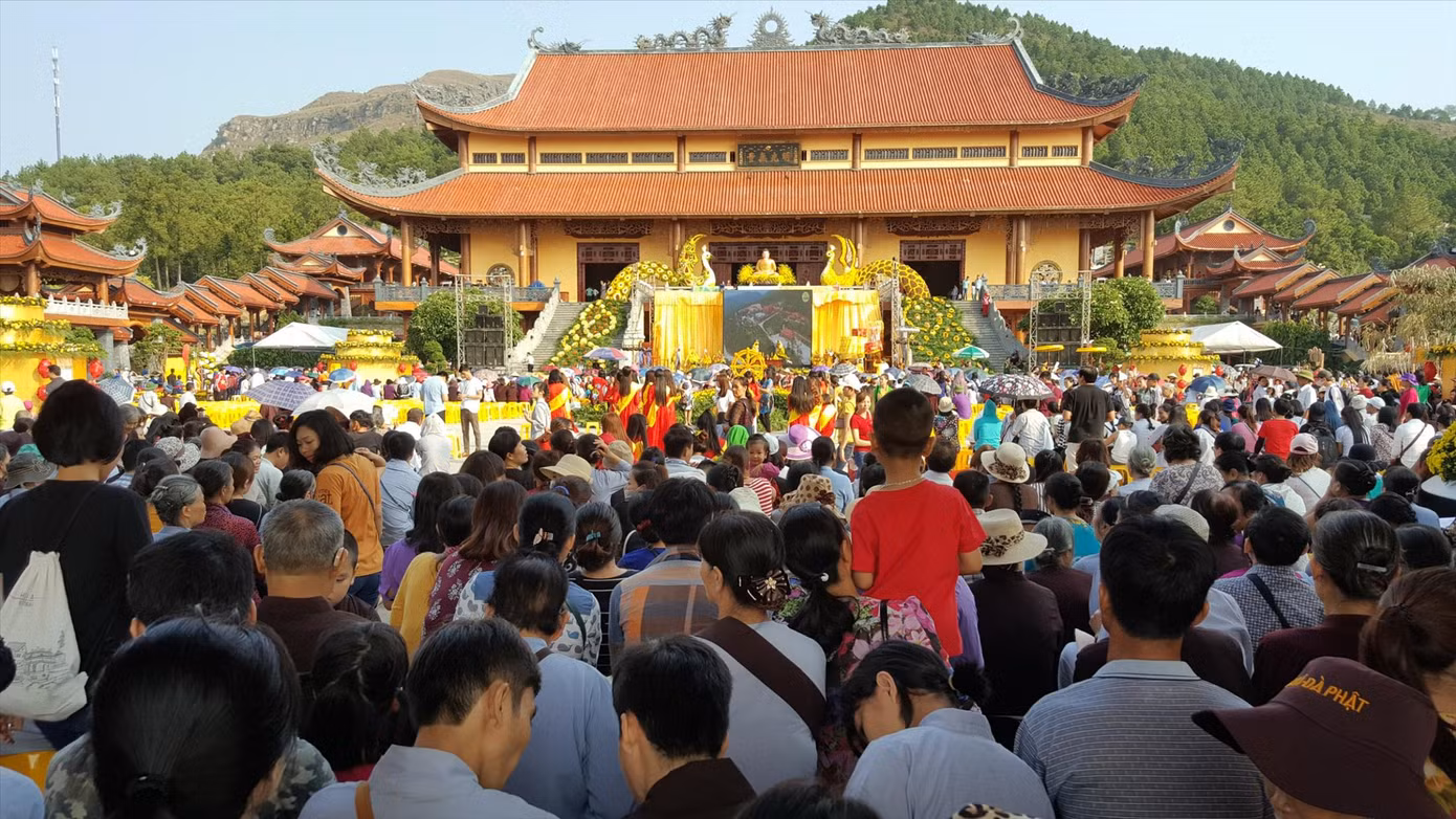 Phật tử dâng hương vãn cảnh tại chùa Ba Vàng Ảnh: Hoàng Dương