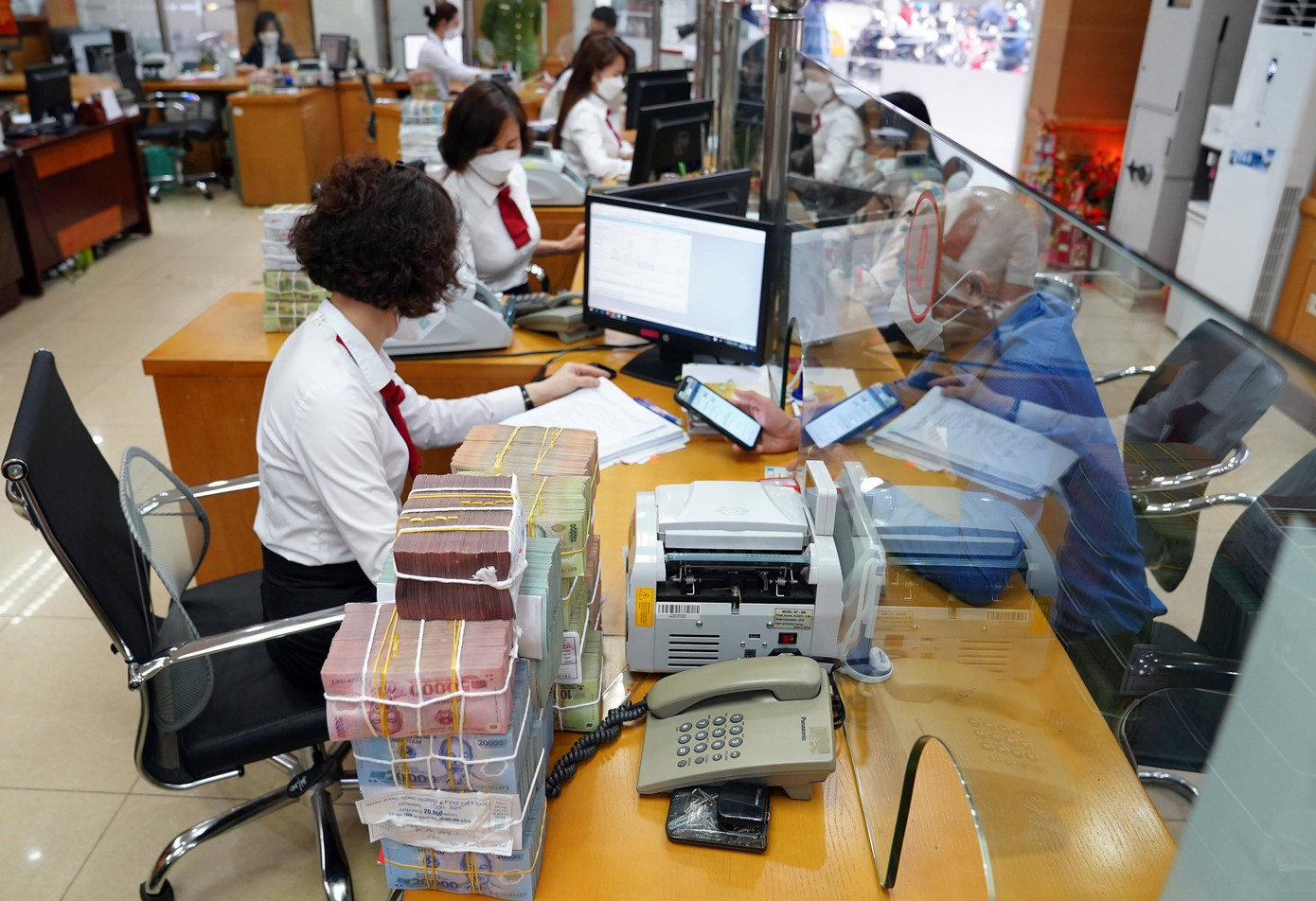 Năm 2023, nhiều ngân hàng phải “chốt” việc sáp nhập ngân hàng yếu kém. Ảnh: Như Ý Năm 2023, nhiều ngân hàng phải “chốt” việc sáp nhập ngân hàng yếu kém. Ảnh: Như Ý