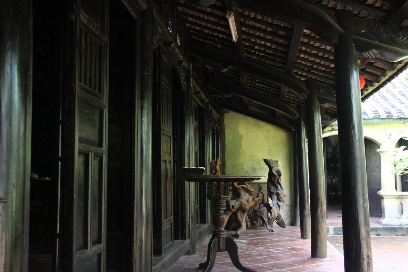 Nhà chính được được xây dựng theo kiểu nhà Việt cổ truyền thống với 3 gian, 2 chái với vật liệu gỗ làm chủ đạo