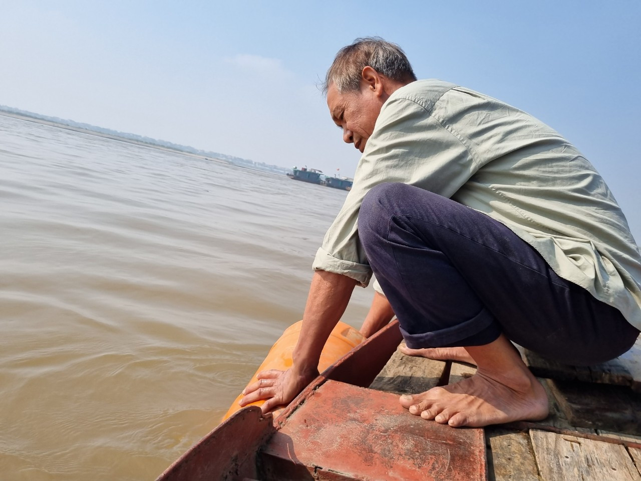 Ông Hồ Văn Thị lấy nước “ship” cho khách