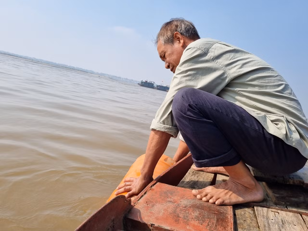 Ông Hồ Văn Thị lấy nước “ship” cho khách
