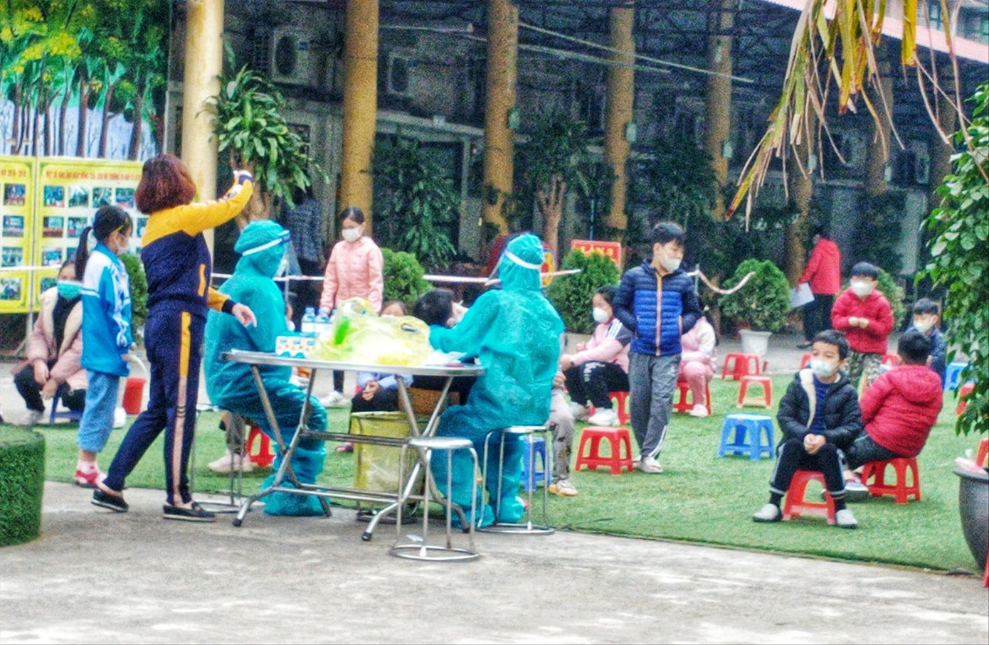 Lấy mẫu xét nghiệm COVID-19 cho học sinh Trường Tiểu học Ngô Sĩ Liên, Bắc Giang sáng 4/1ảnh: Quốc Hưng Lấy mẫu xét nghiệm COVID-19 cho học sinh Trường Tiểu học Ngô Sĩ Liên, Bắc Giang sáng 4/1ảnh: Quốc Hưng