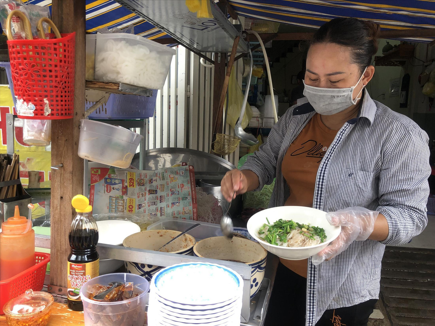 Bà Lê Thị Dậu gắn với nghề hủ tiếu gõ gần nửa đời để nuôi gia đình Bà Lê Thị Dậu gắn với nghề hủ tiếu gõ gần nửa đời để nuôi gia đình