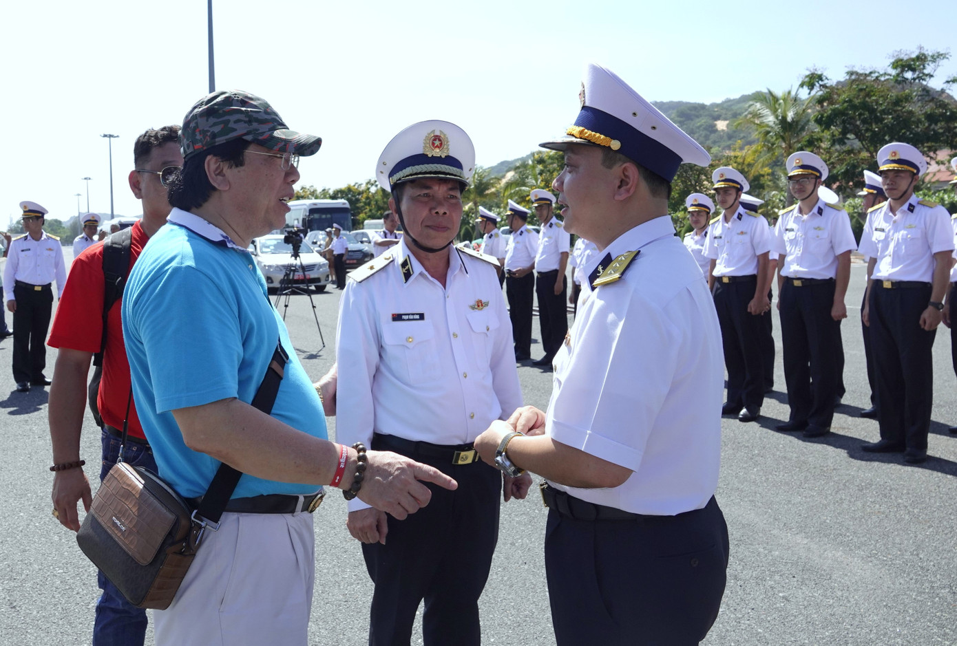 Nguyên Thứ trưởng Bộ Ngoại giao Nguyễn Thanh Sơn (ngoài cùng bên trái) trao đổi với lãnh đạo Quân chủng Hải quân và Vùng 4 Hải quân sau khi kết thúc hành trình lần thứ 10 đưa kiều bào ra thăm Trường SaẢNH: NGUYỄN MINH
