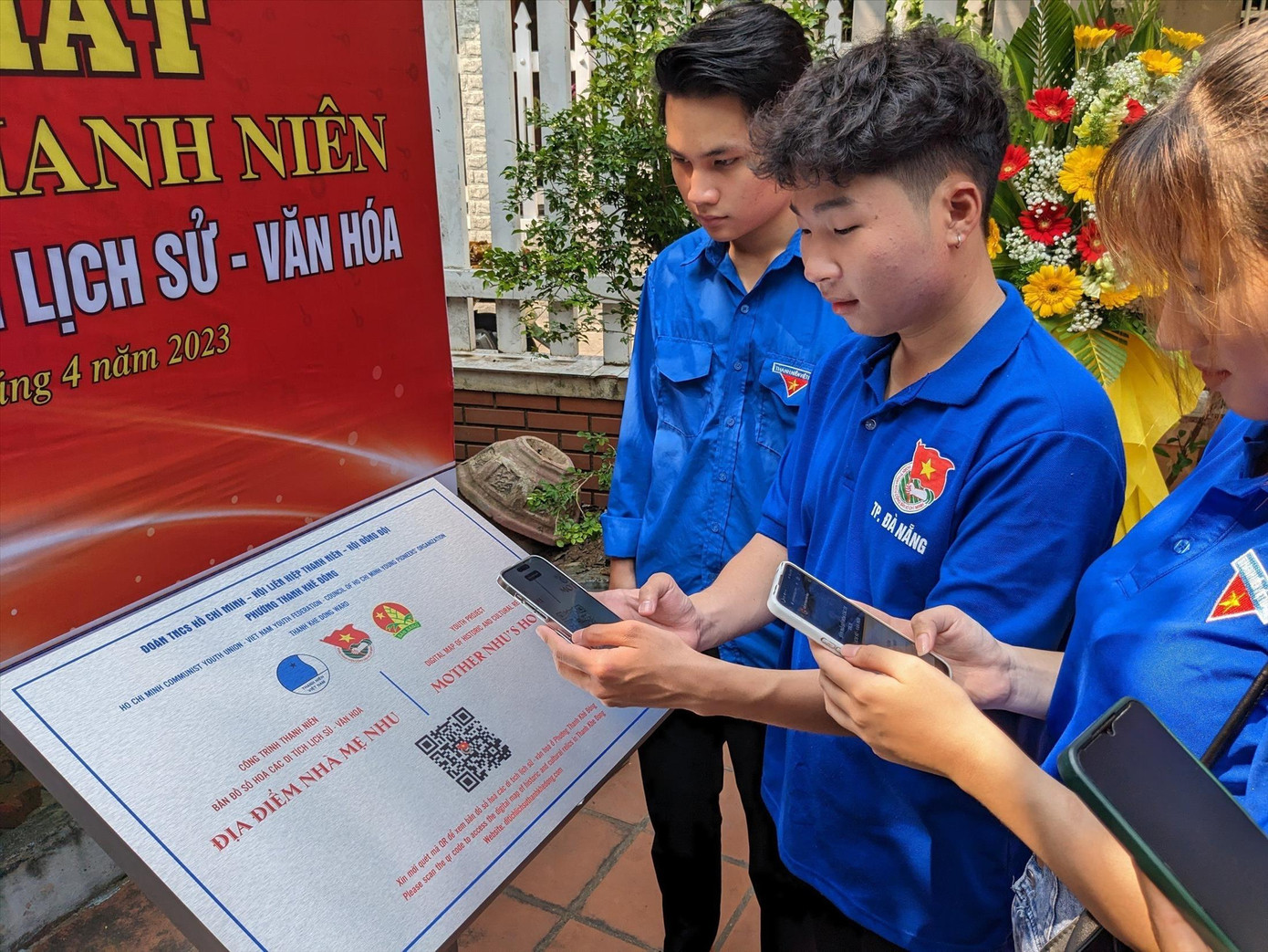 Bạn trẻ Đà Nẵng quét mã QR tại một địa chỉ đỏ