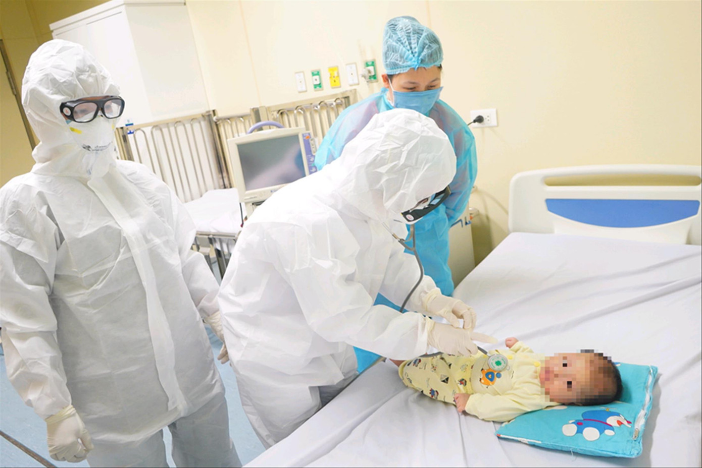 Bác sĩ Bệnh viện Nhi Trung ương thăm khám cho trẻ mắc COVID-19. Ảnh: Lê Xuân Tùng