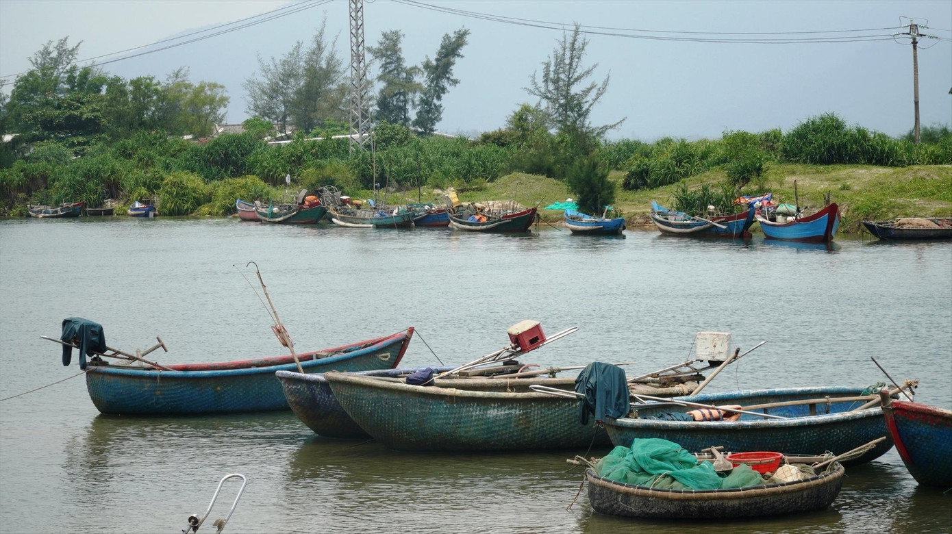 Tàu thuyền đánh cá “mắc kẹt” bên trong cửa biển Lạch Giang chờ thủy triều dâng cao để vươn khơi Tàu thuyền đánh cá “mắc kẹt” bên trong cửa biển Lạch Giang chờ thủy triều dâng cao để vươn khơi