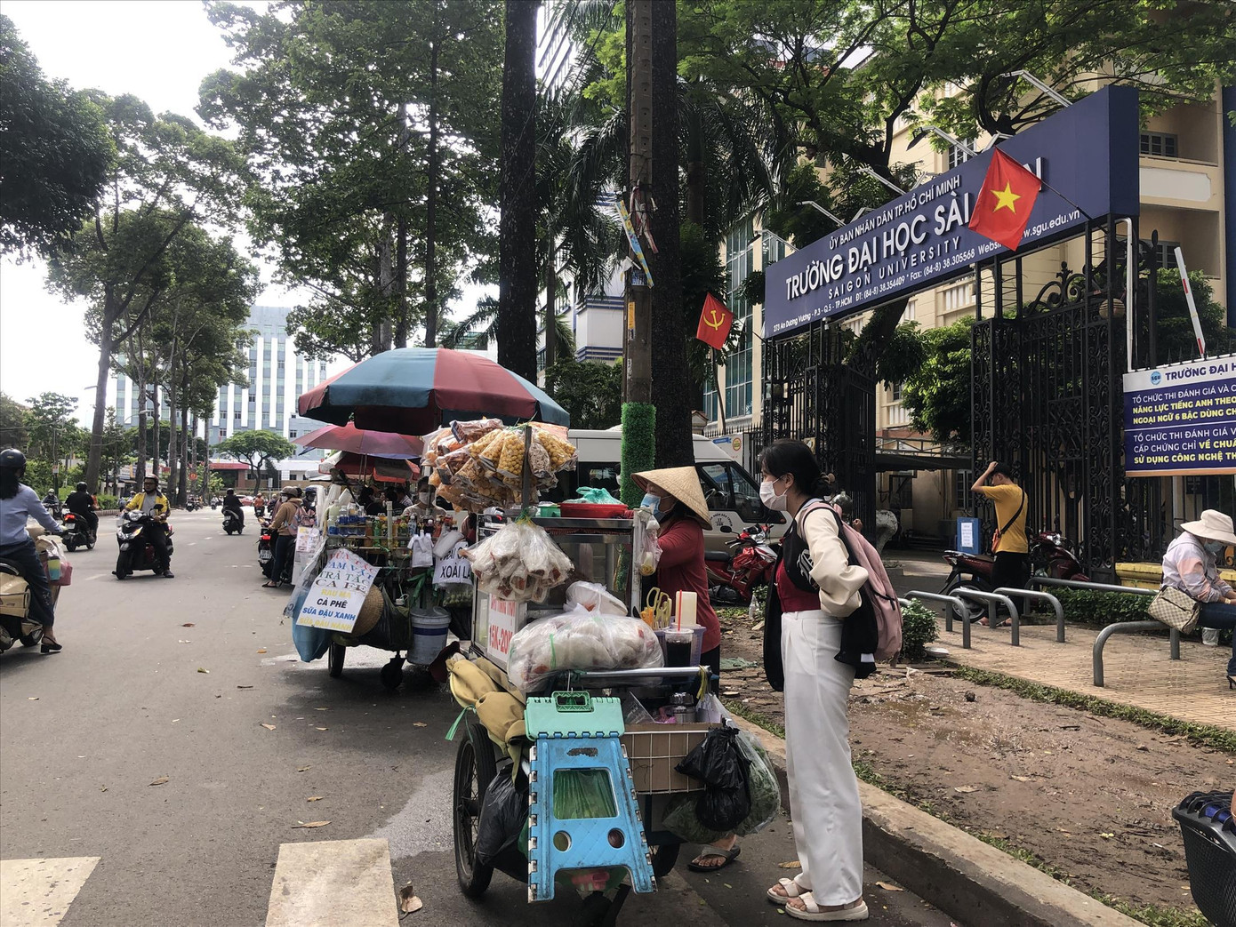 Những gánh hàng rong nuôi ước mơ học hành của các con Những gánh hàng rong nuôi ước mơ học hành của các con