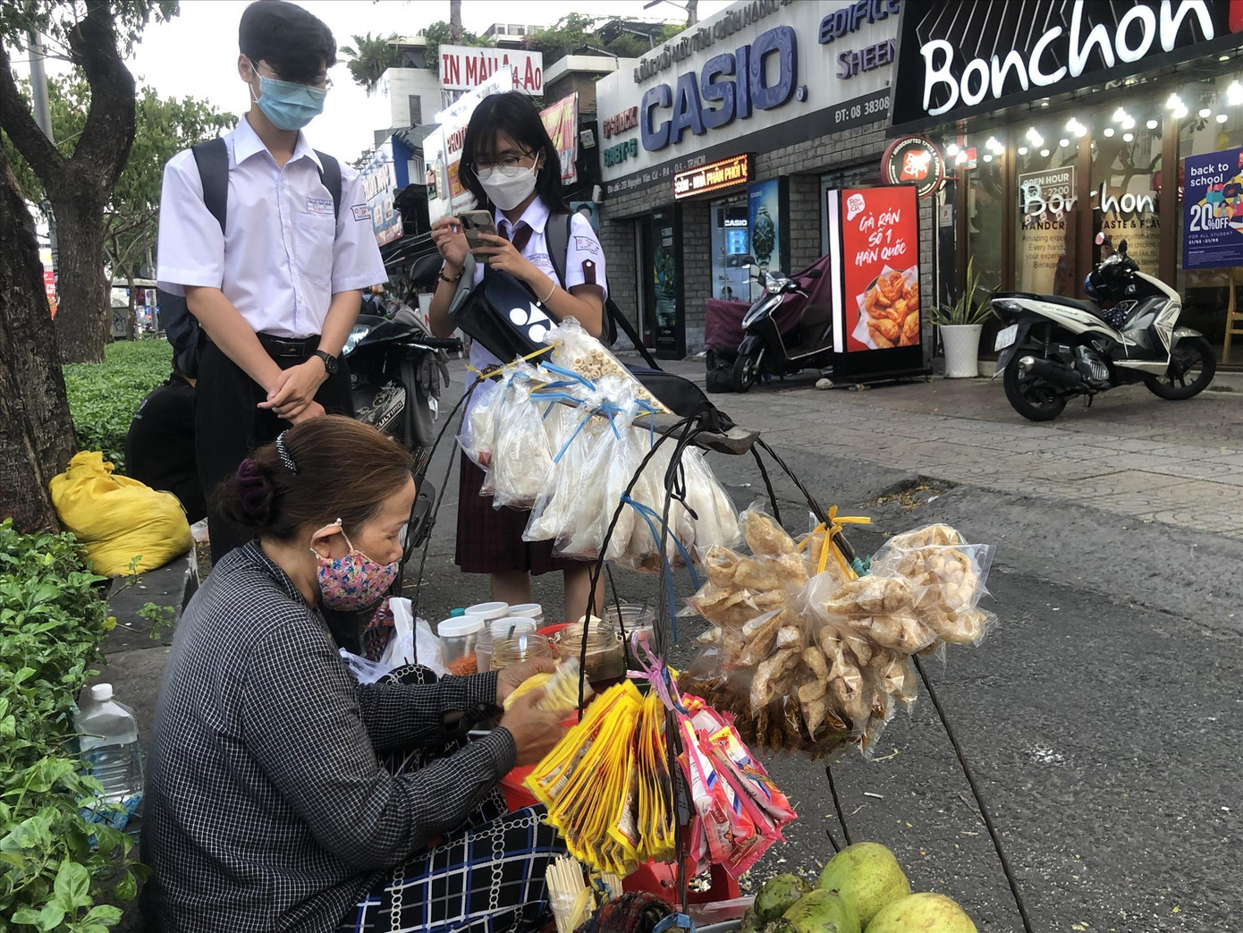 Bà Trần Thị Hường có gần 15 năm xa quê, vào thành phố mưu sinh bằng nghề bán bánh tráng trộn Bà Trần Thị Hường có gần 15 năm xa quê, vào thành phố mưu sinh bằng nghề bán bánh tráng trộn
