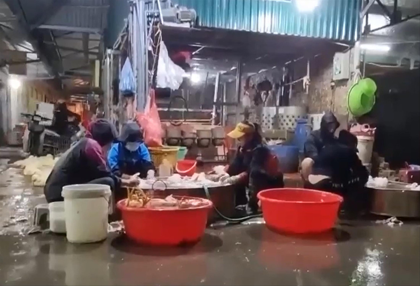 Người dân khu chợ Đông Phương Yên (Chương Mỹ) ngán ngẩm vì tình trạng các lò mổ không phép tràn lan Ảnh: Dương Hưng Người dân khu chợ Đông Phương Yên (Chương Mỹ) ngán ngẩm vì tình trạng các lò mổ không phép tràn lan Ảnh: Dương Hưng