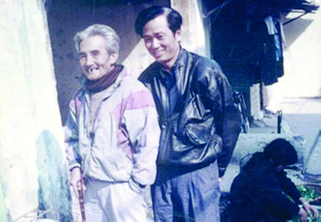 Ông Tạ Đình Đề (bên trái).