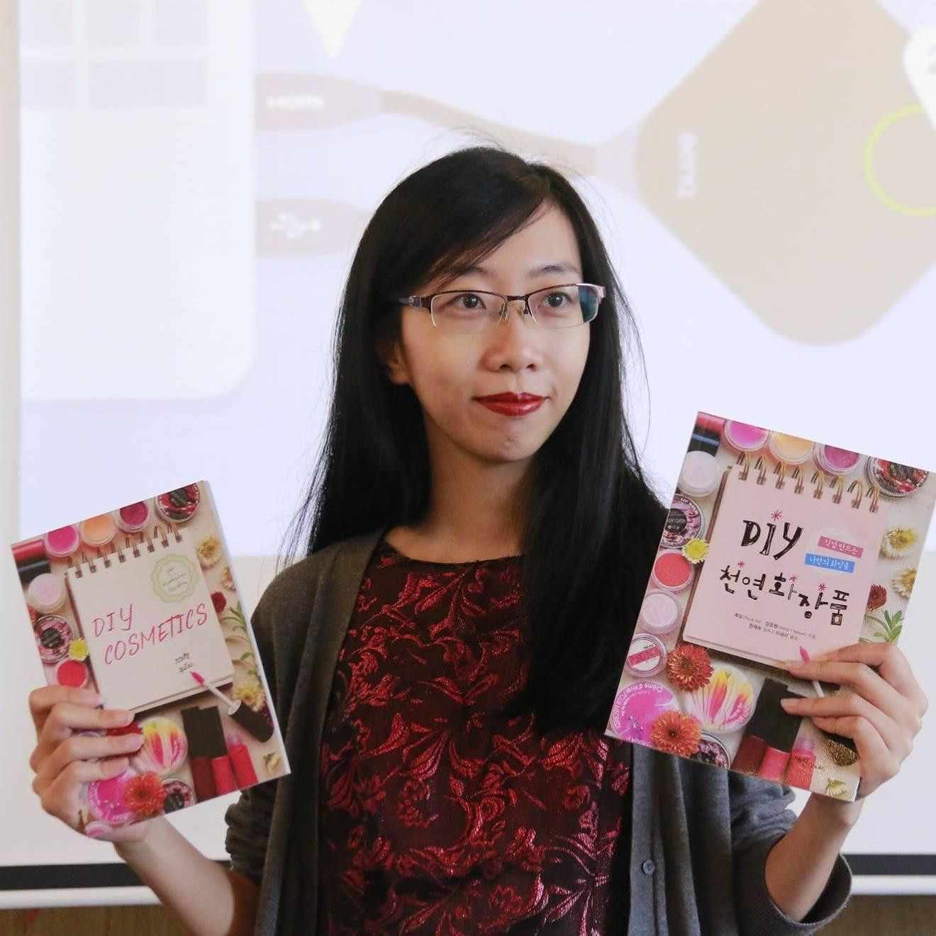 Thư Đỗ giới thiệu các phiên bản “Tự làm mỹ phẩm” bằng tiếng Anh và tiếng Hàn