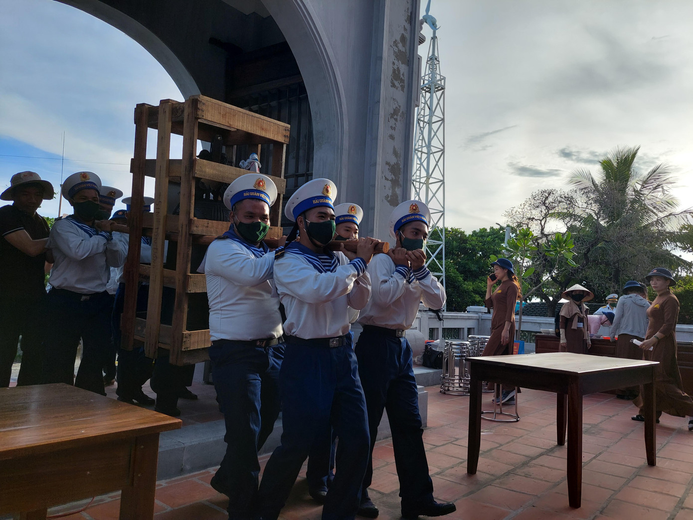 Gánh chuông vào chùa giữa Trường Sa Ảnh: Trần Tuấn Gánh chuông vào chùa giữa Trường Sa Ảnh: Trần Tuấn